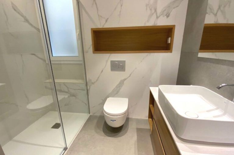Reforma de baño en Barcelona, con marmol blanco